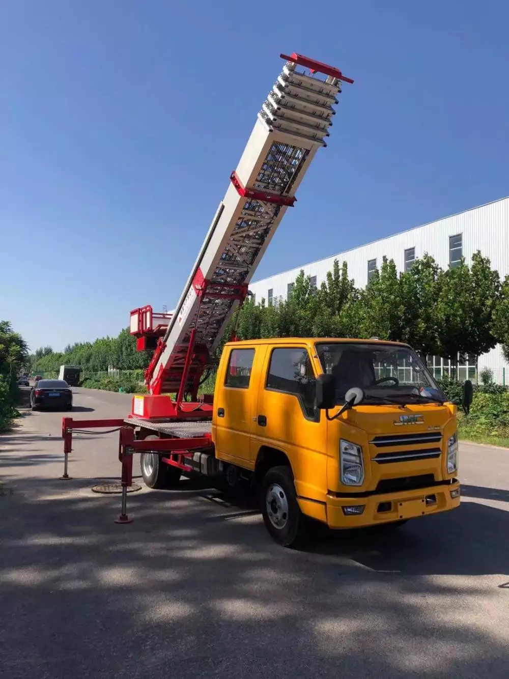 黄潭镇附近的云梯车出租服务：轻松解决高空作业需求